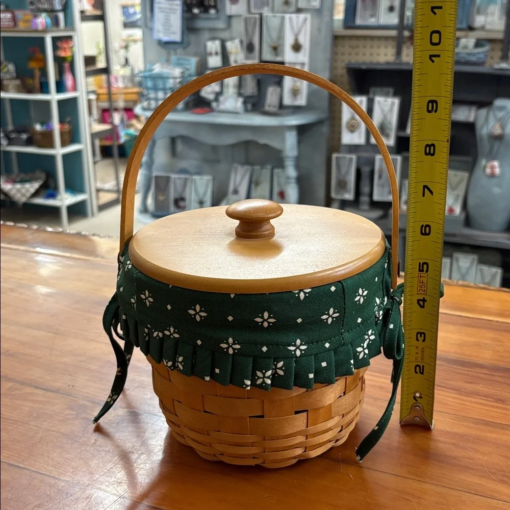 2002 Longaberger Fruit Basket with Lid and Liner